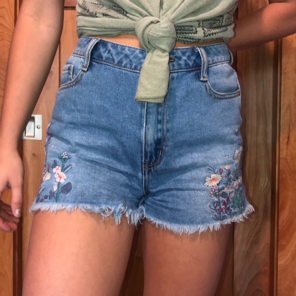 Jean shorts w/embroider flowers